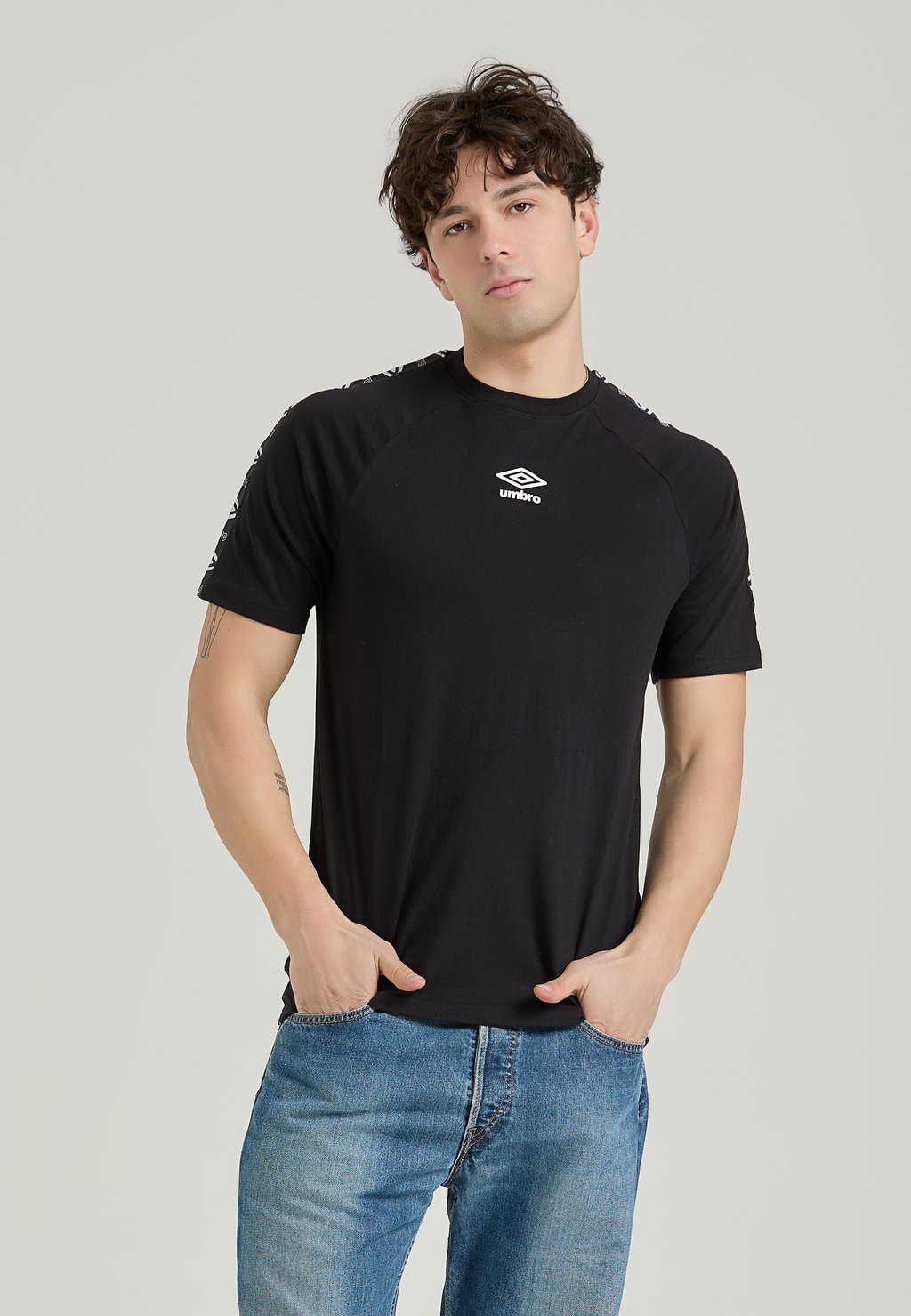 

Футболка с принтом Umbro, черный