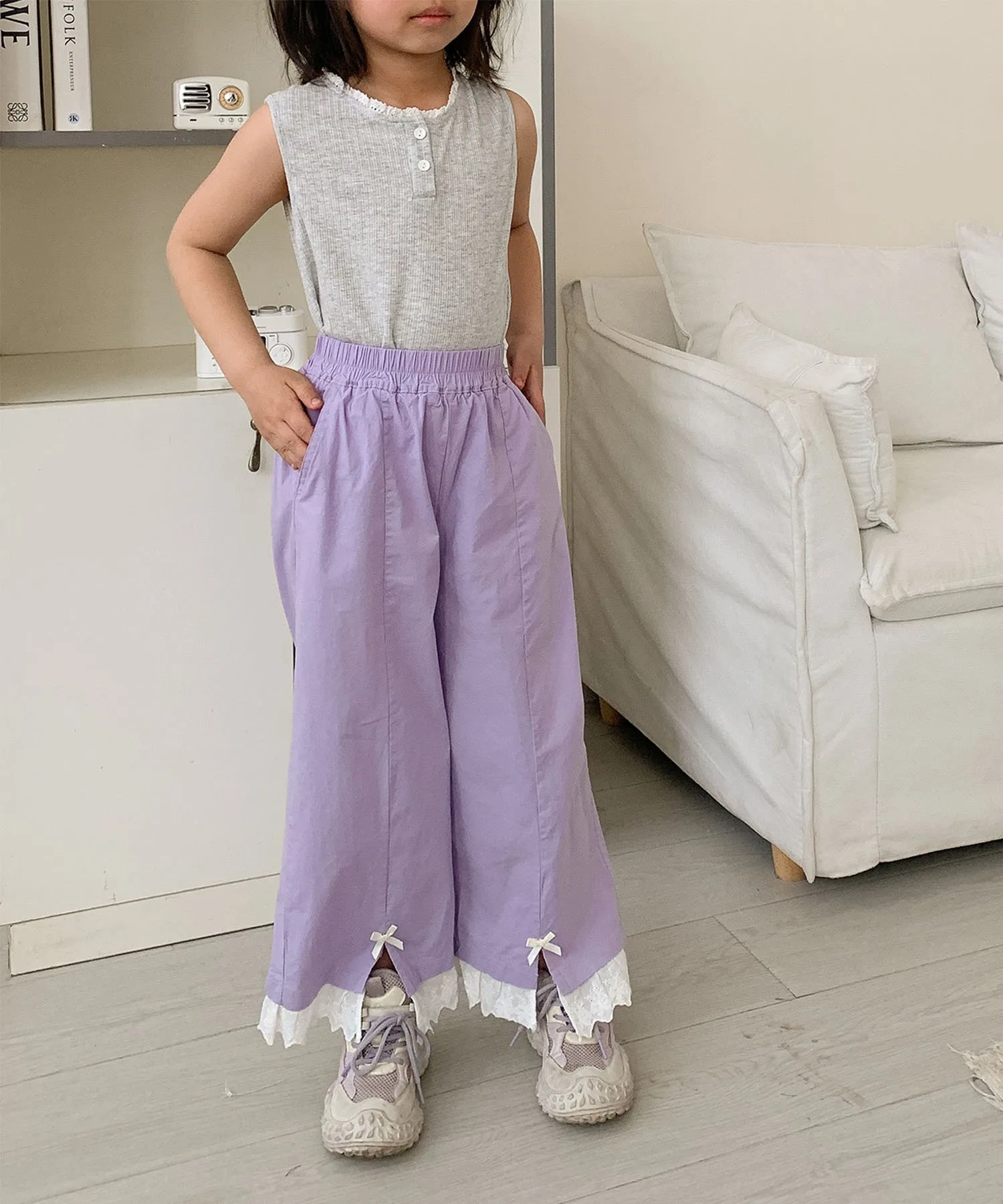 Широкие брюки с лентой и кружевной отделкой по низу Aimoha Kids, purple — фото 4