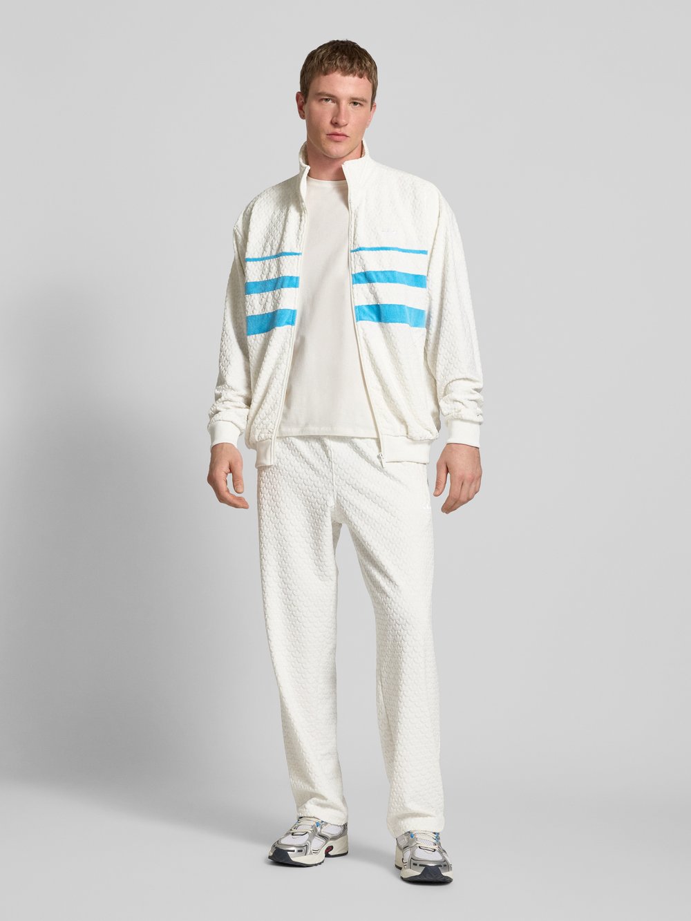 

Прямые спортивные брюки с фактурным рисунком adidas Originals, белый