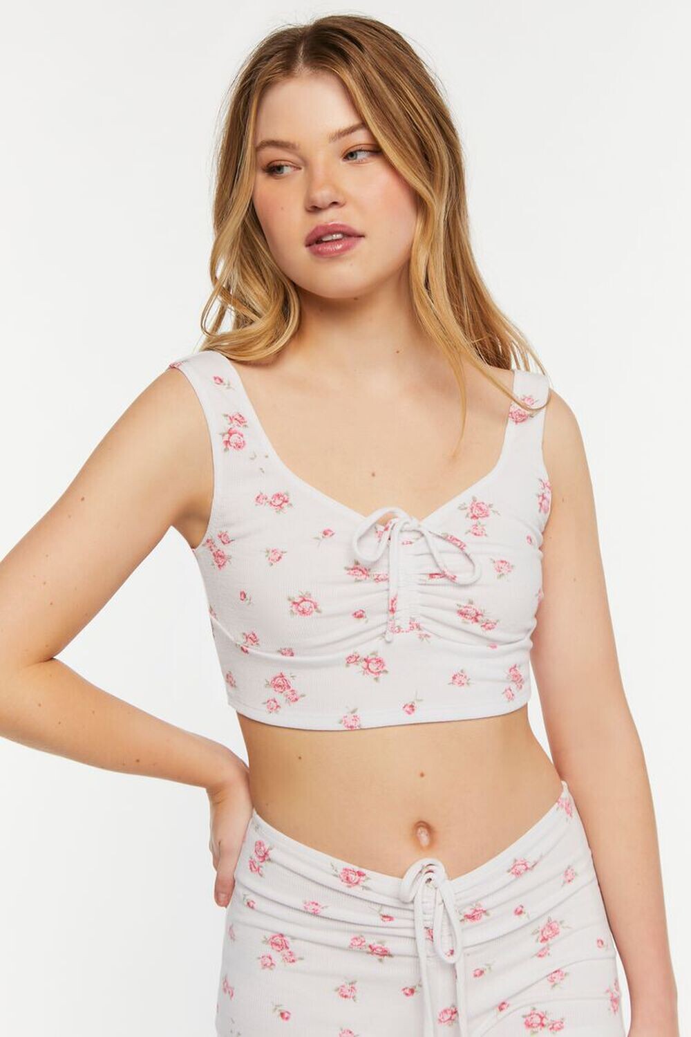 

Укороченный топ для отдыха с принтом роз и сборками Forever 21, белый