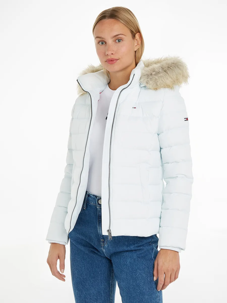 

Стеганая куртка Tommy Jeans "TJW BASIC HOODED DOWN JACKET", с капюшоном, с искусственным мехом на капюшоне и флажком с логотипом Tommy Jeans, синий