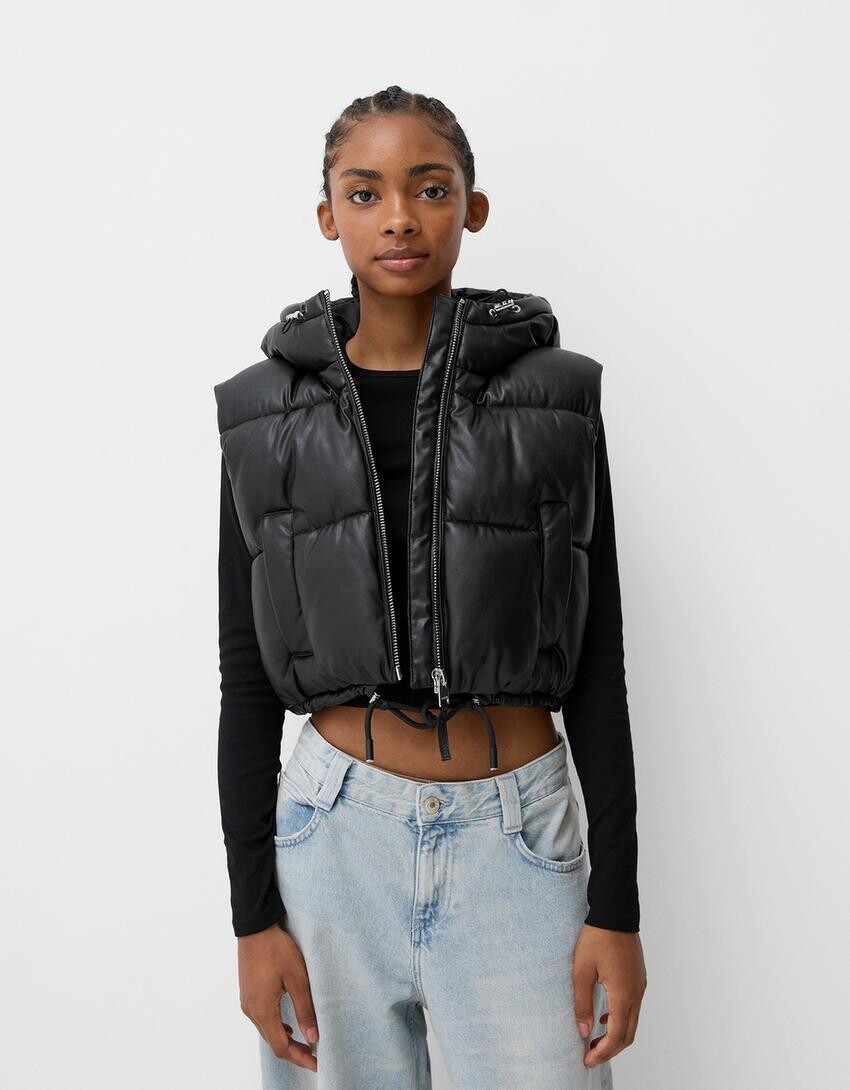 

Жилет из искусственной кожи с капюшоном Bershka, черный