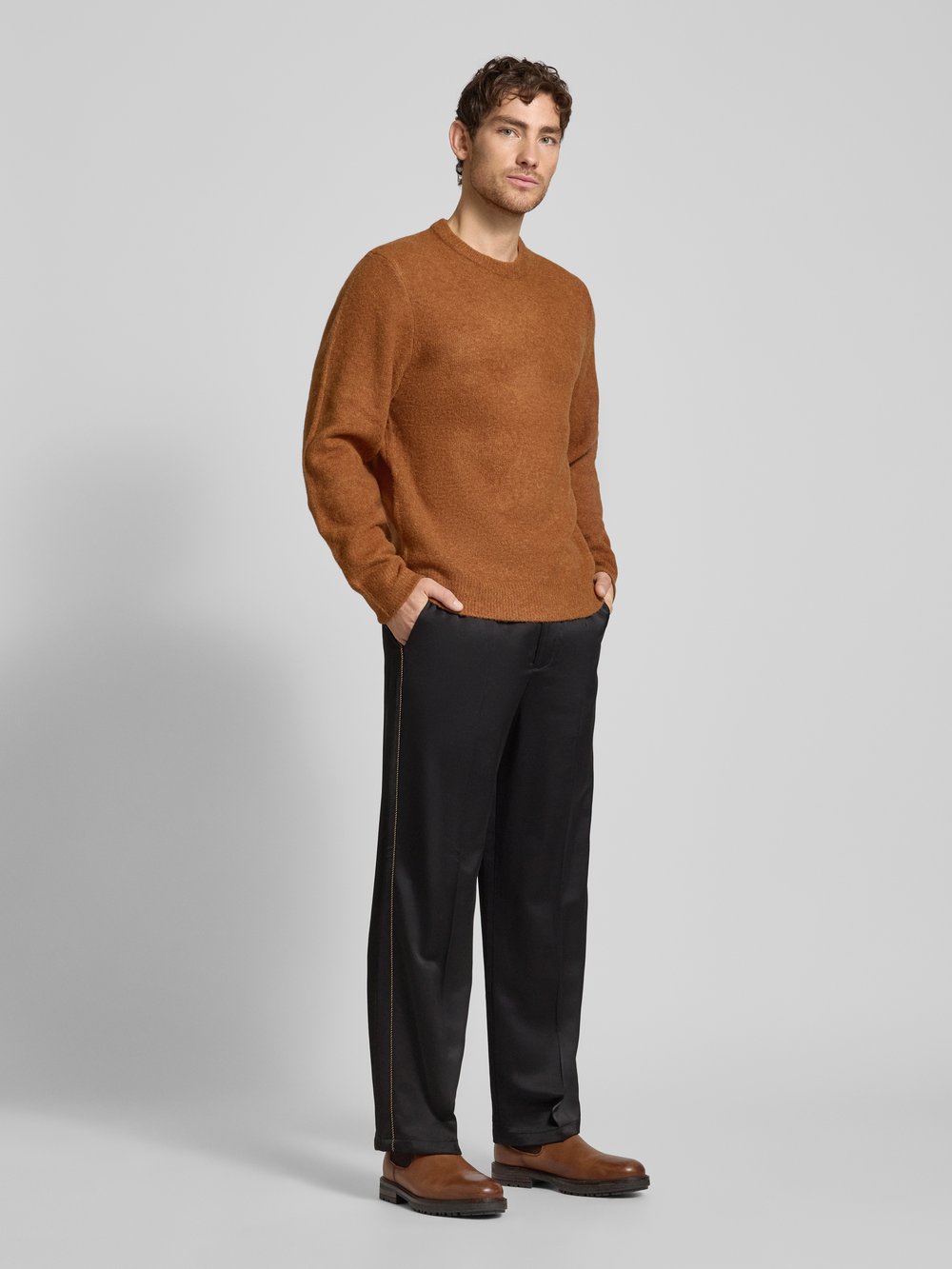 

Брюки свободного кроя с нашивкой-лейблом Scotch & Soda, черный
