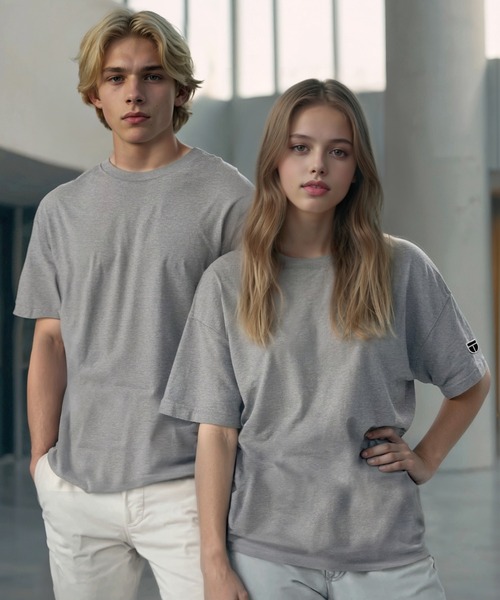 

Футболка хлопковая однотонная с коротким рукавом, стандартный крой, с эмблемой NEWTRAL, серый