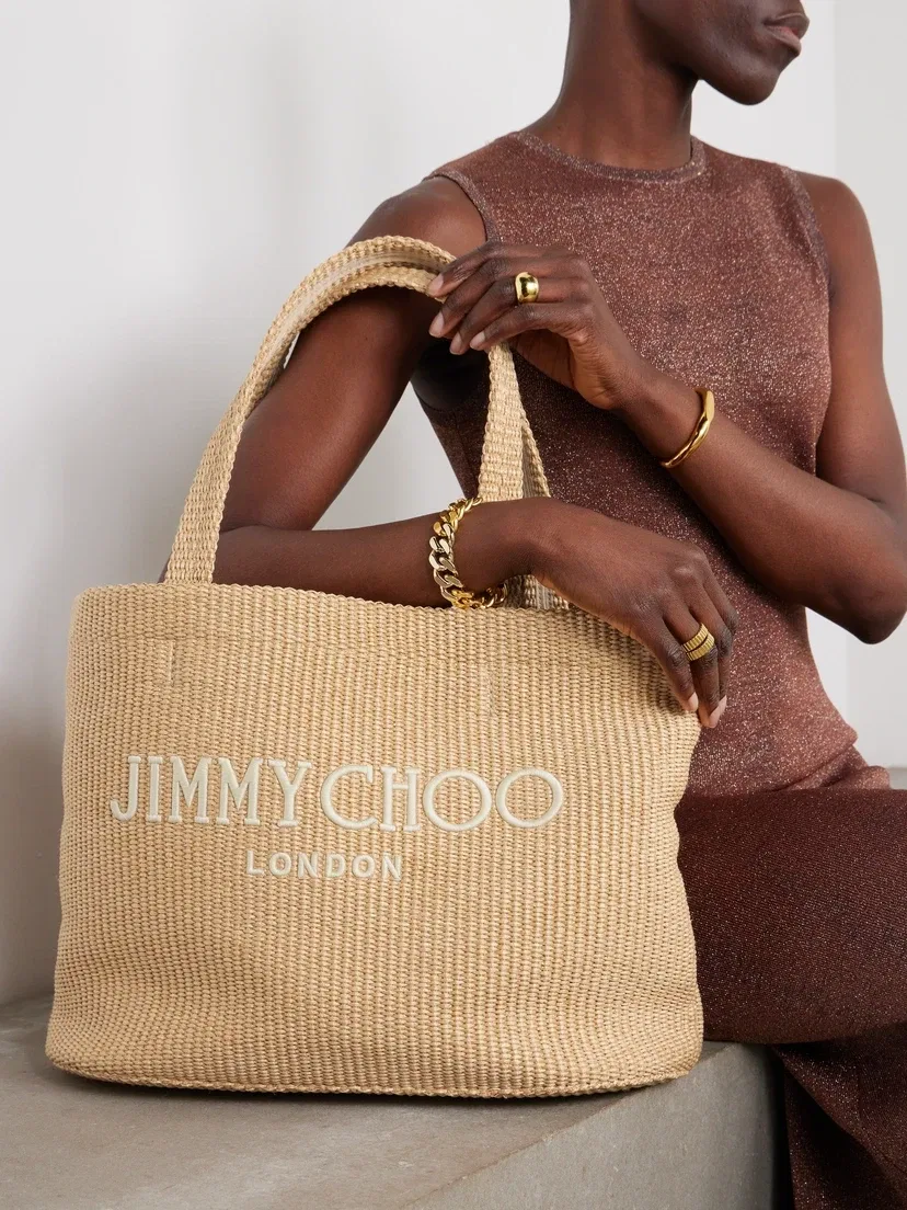 Сумка-тоут из плетеной рафии с вышитым логотипом Avenue JIMMY CHOO, бежевый — фото 2