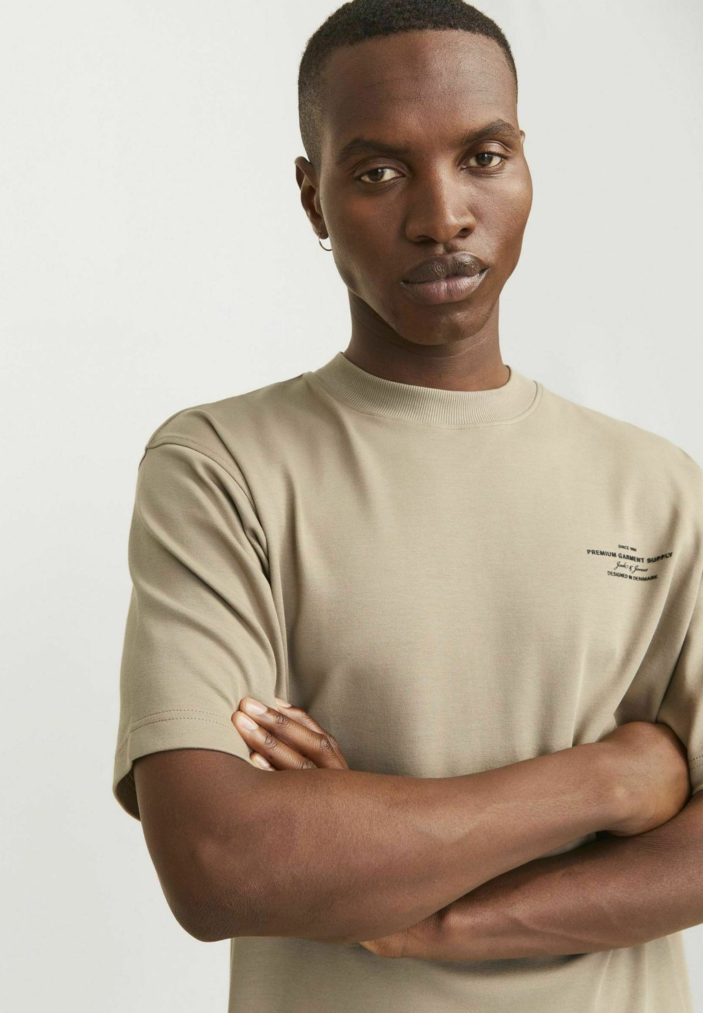 

Футболка с принтом JPRBLACHAD SS CREW NECK TEE SN Jack & Jones PREMIUM, бежевый