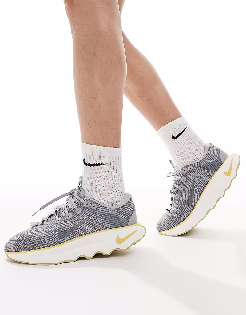 

Кроссовки Nike Training Motiva серого цвета
