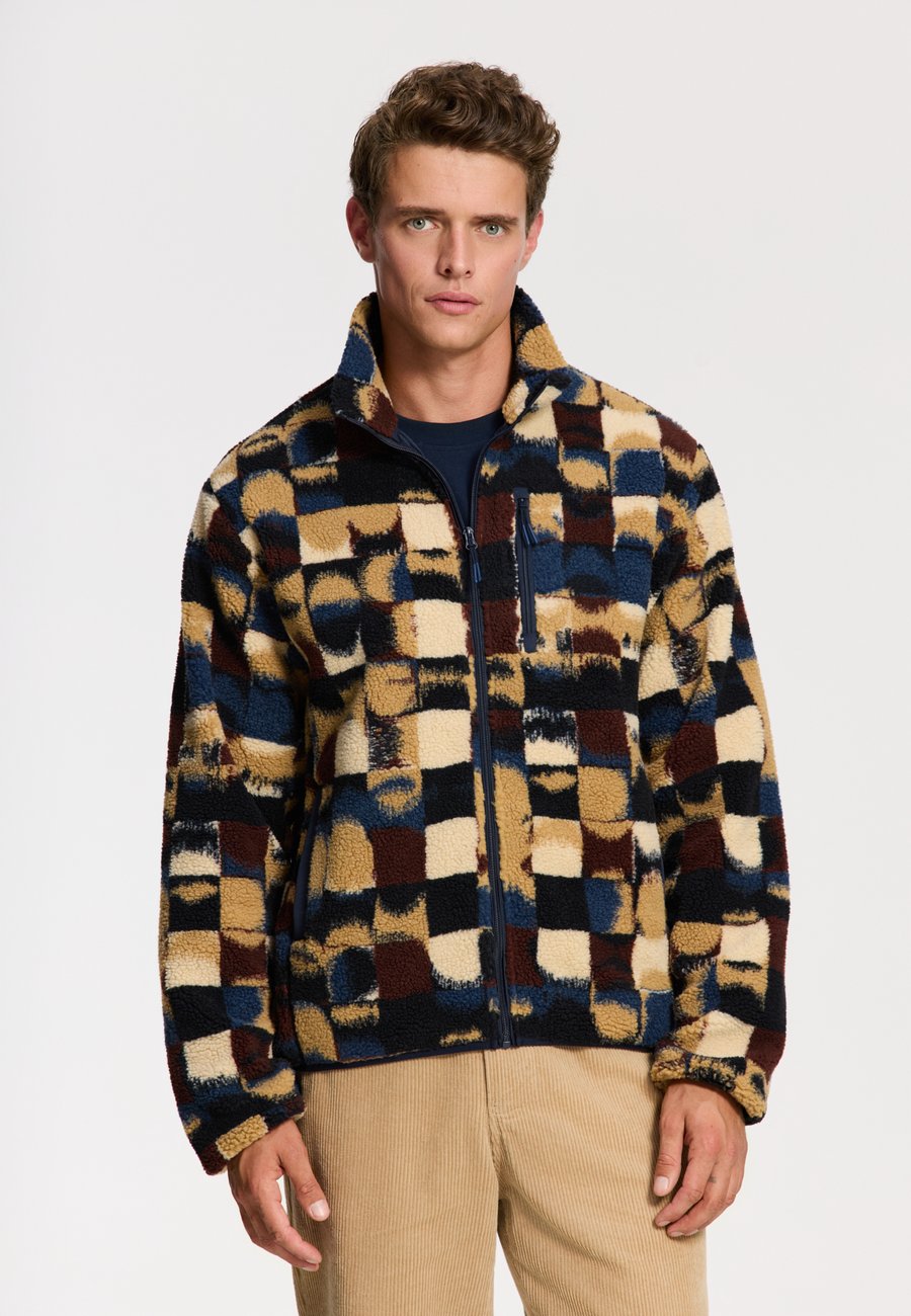 

Флисовая куртка Shiwi LEE, Red Earth Geo Quilt/Red