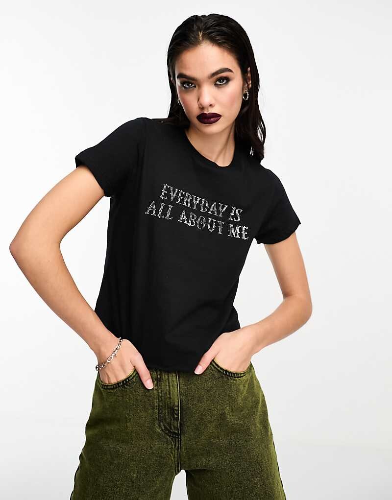 

ASOS DESIGN – Wednesday Addams – Черная укороченная футболка с лицензионным графическим принтом, заклепками и надписью