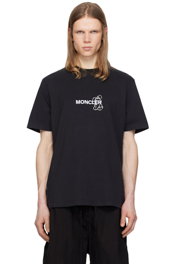 

Черная футболка с мультяшным логотипом Moncler x FRGMT Hiroshi Fujiwara Moncler Genius