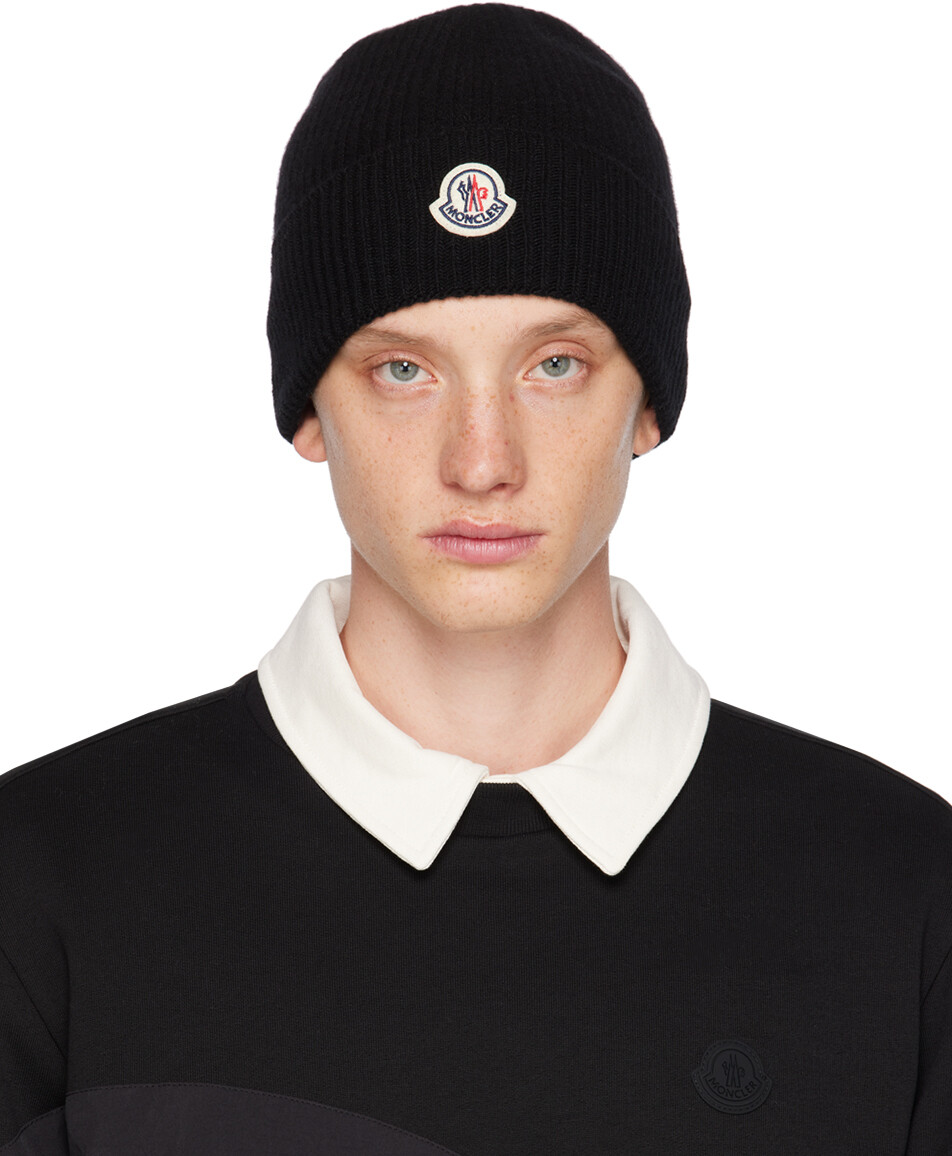 

Черная шапка с закатанными полями Moncler
