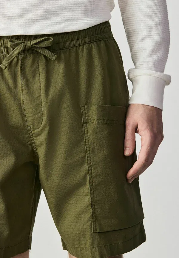 Шорты Regular fit с боковыми карманами и эластичным поясом Next, оливковый — фото 3