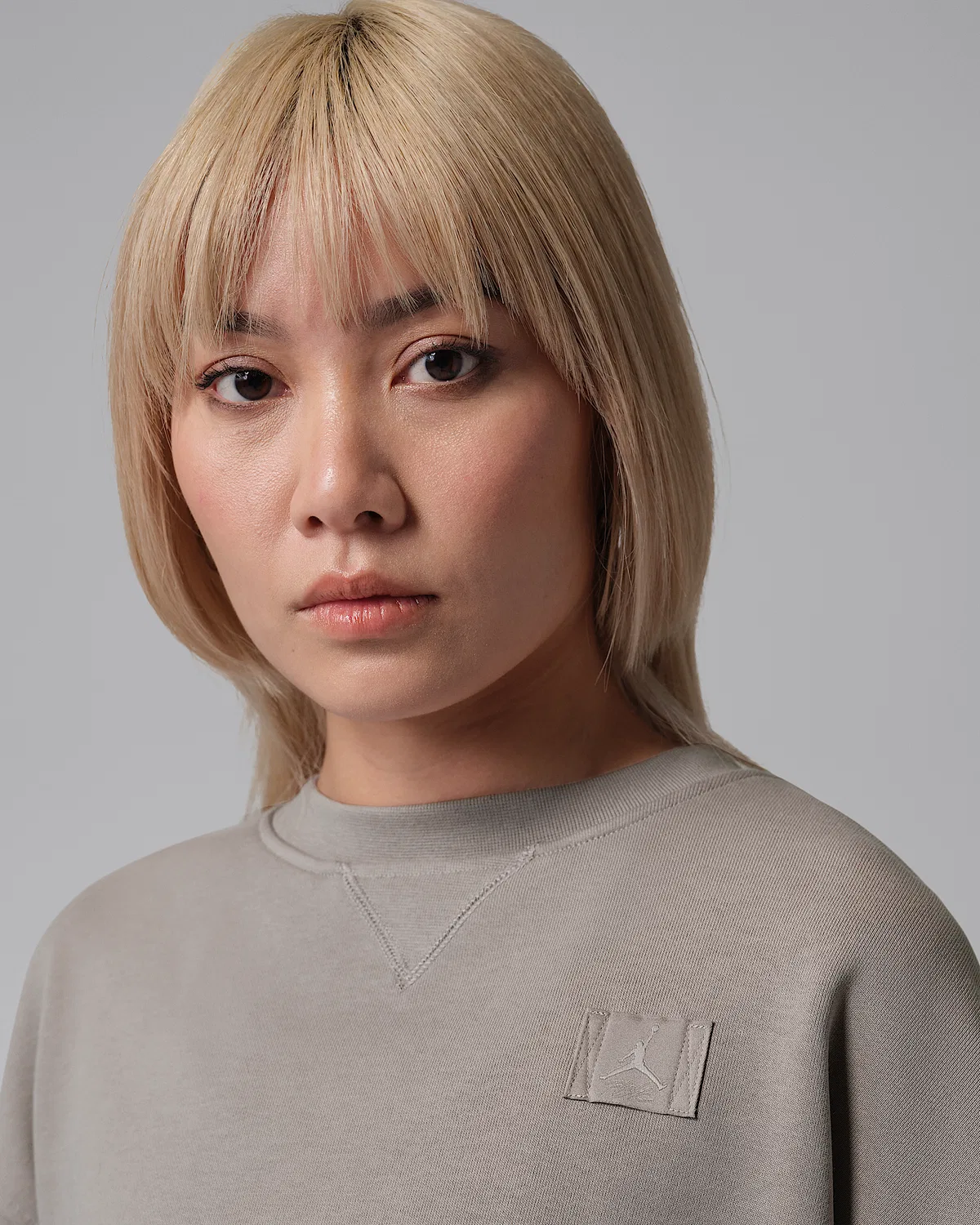Женская укороченная толстовка с круглым вырезом Jordan Flight Fleece, Enigma Stone/Cobblestone — фото 3