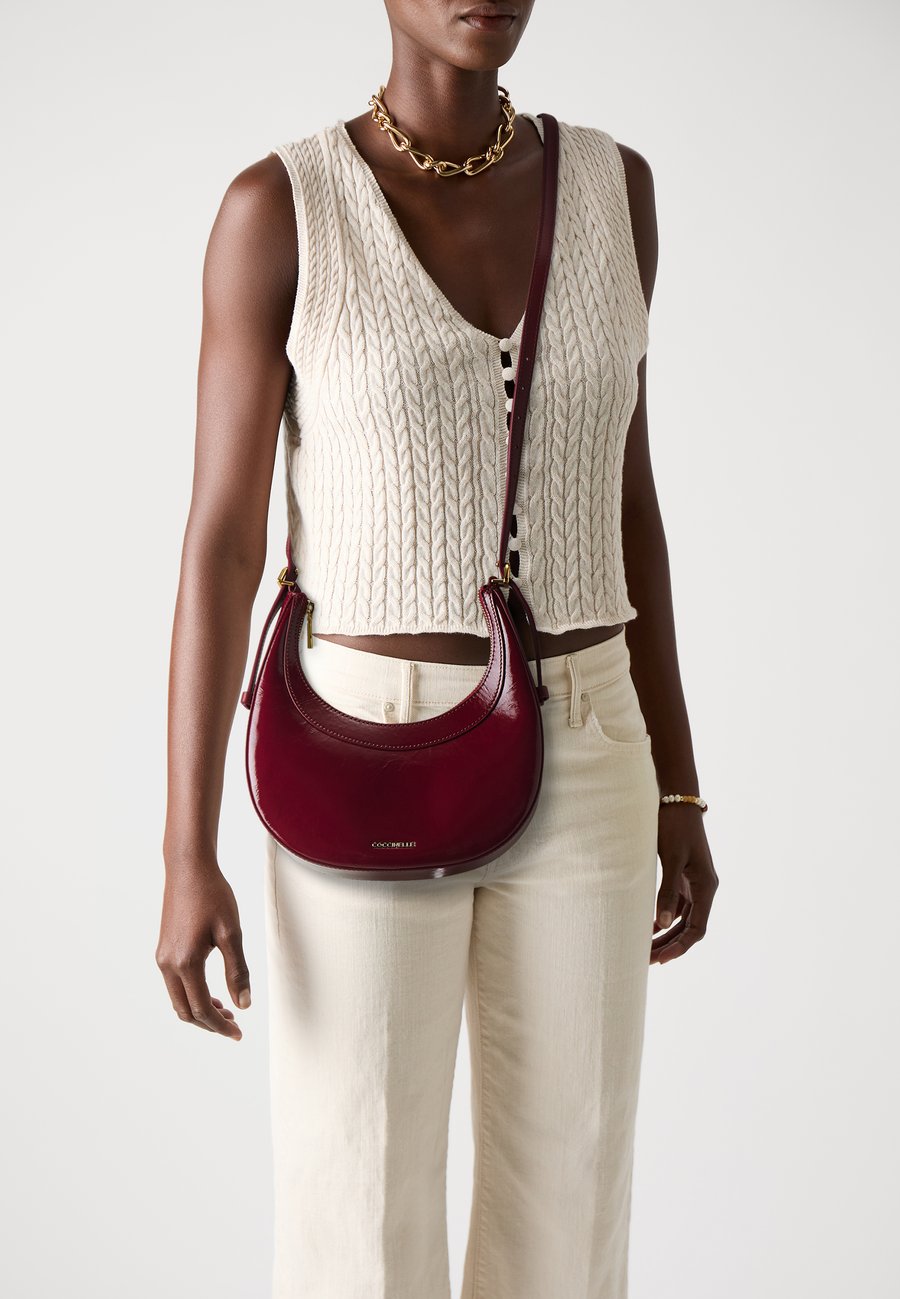 

Сумка кросс-боди Coccinelle WHISPER SHINY, Ribes/Ribes/Dark Red