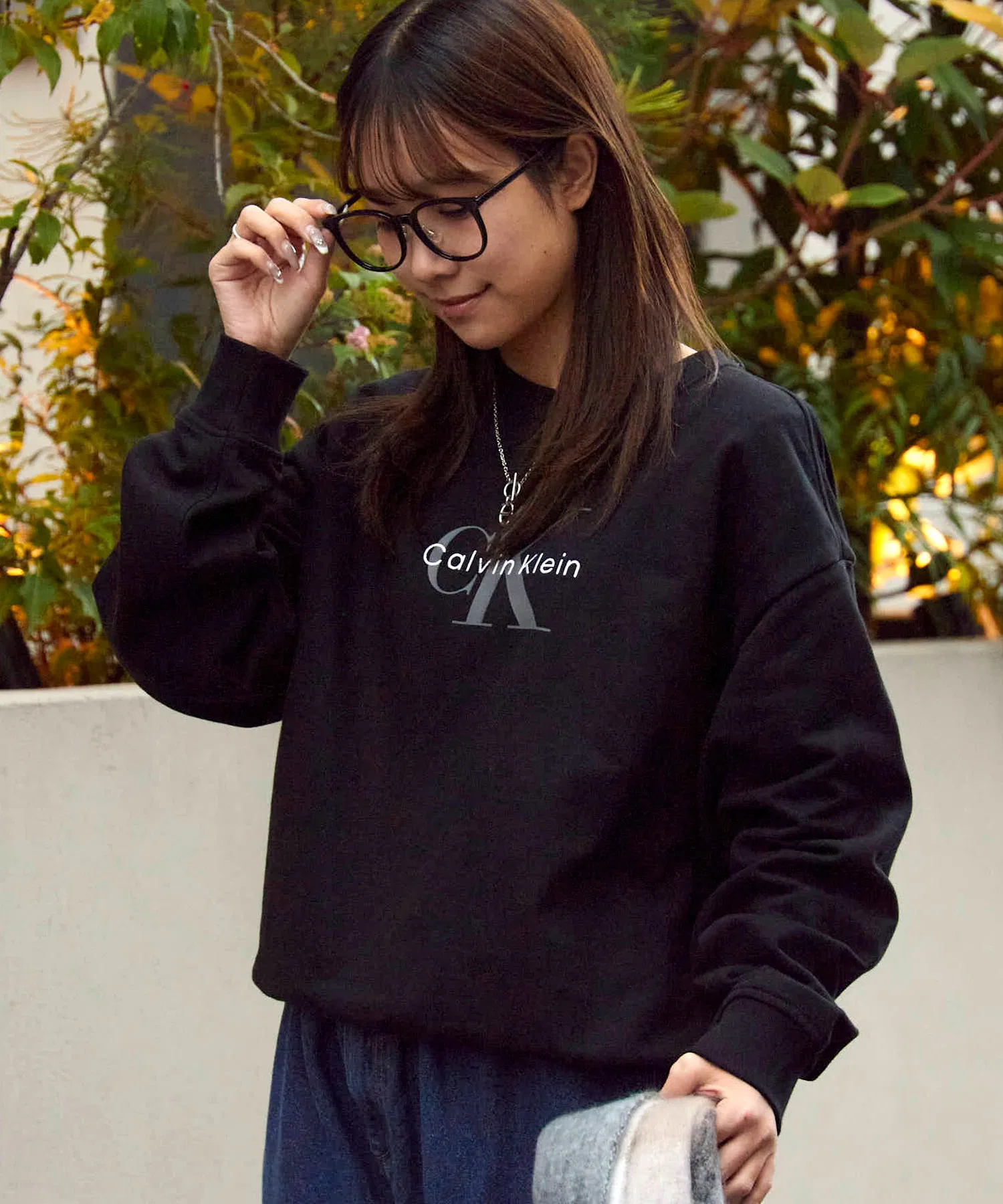 Толстовка Calvin Klein LS MONOLOGO FRENCH TERRY RLXD CREW с монограммой и круглым вырезом — фото 2