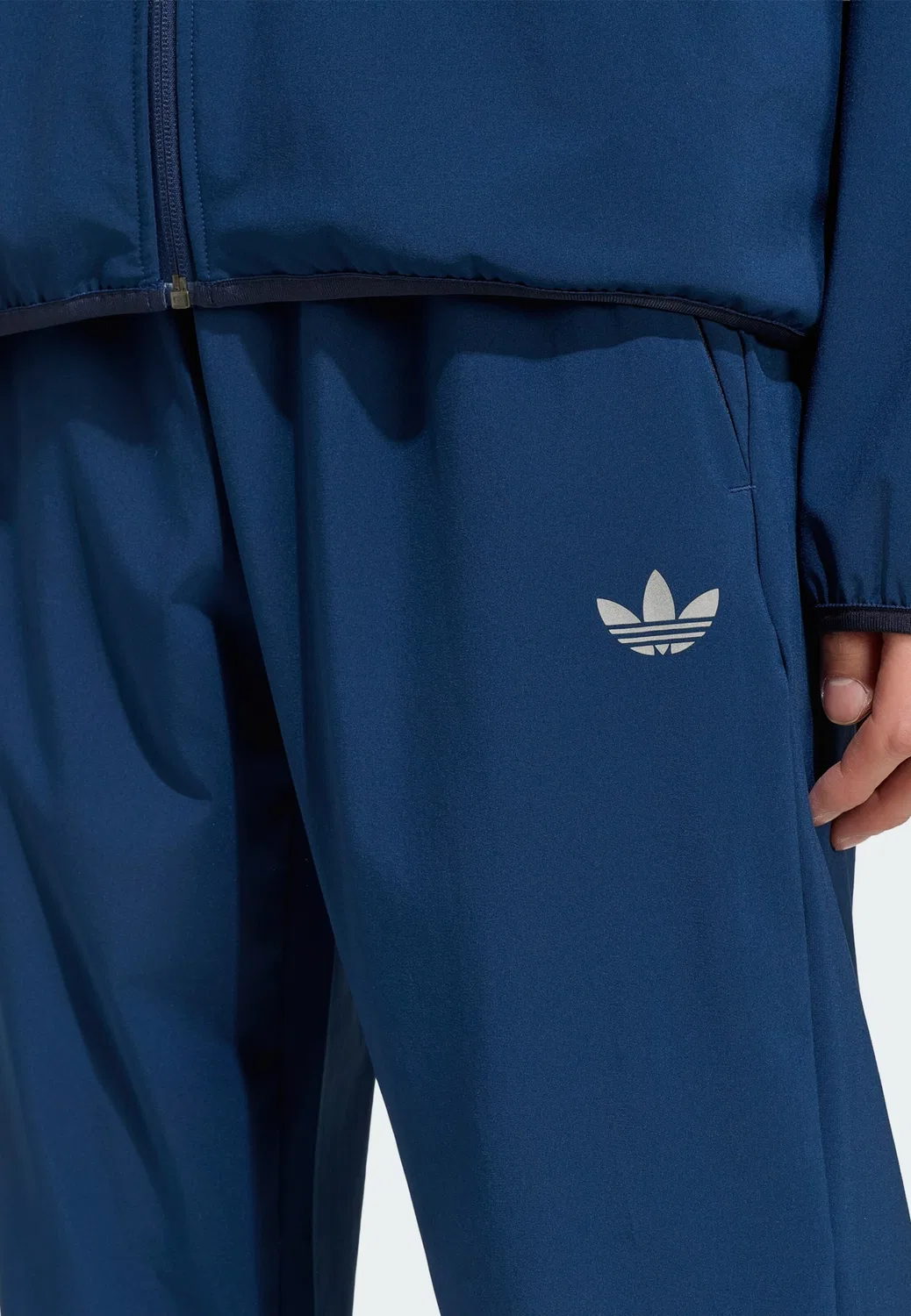 Зауженные брюки Adidas Originals Trefoil Essentials в темно-синем цвете — фото 4