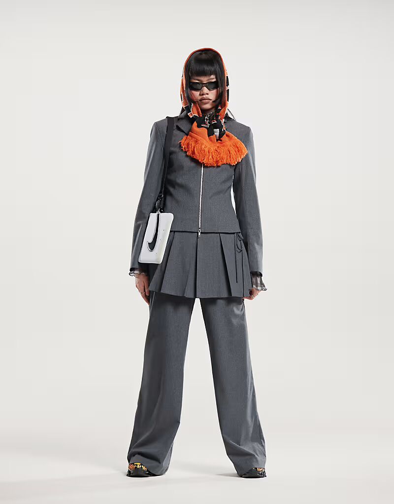 

Брюки Coord с укороченным поясом в серую меланжевую полоску Weekday