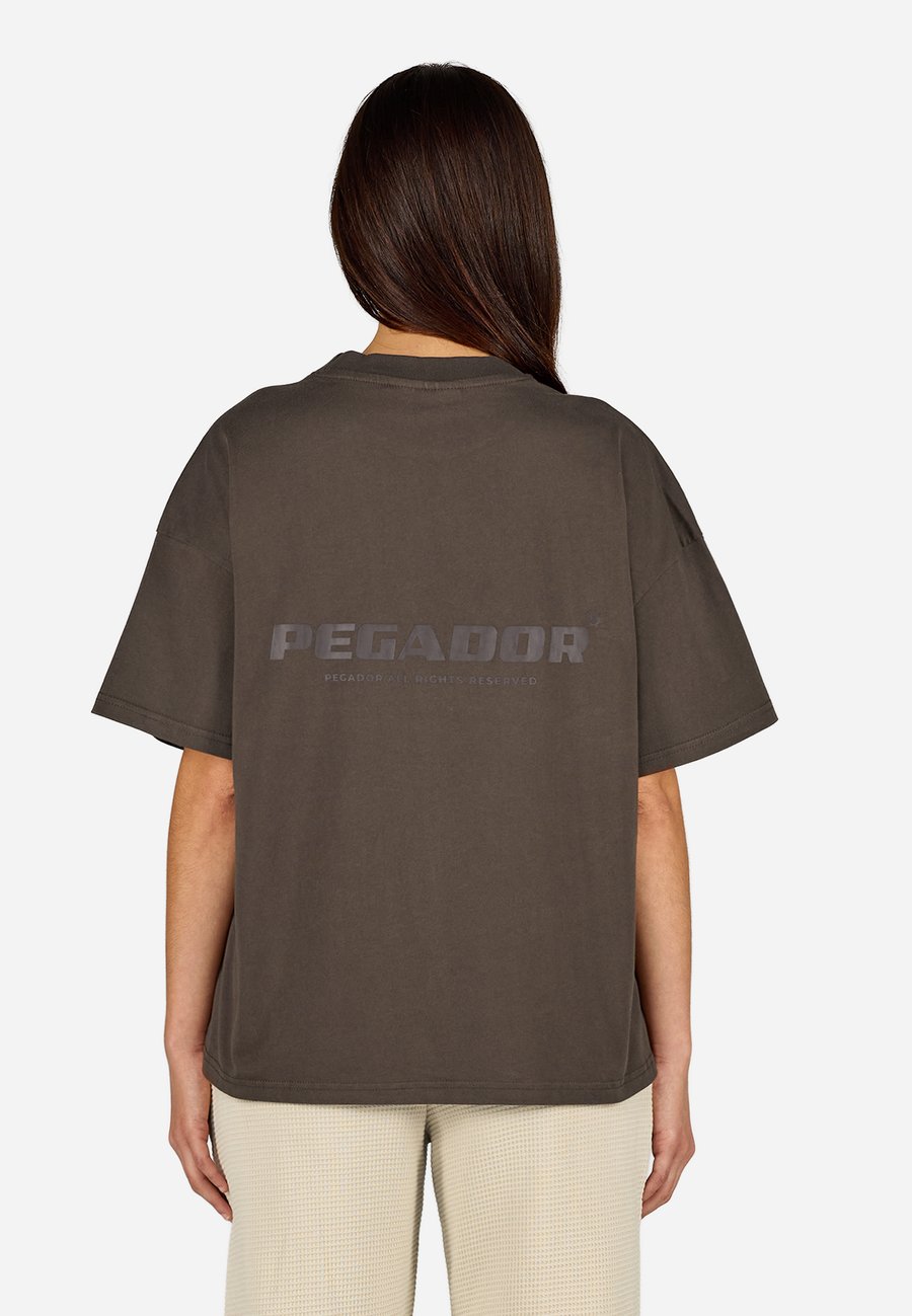 

Футболка Pegador ARENDAL LOGO, Washed Walnut Brown Chestnut Brown/Brown, Серый, Футболка Pegador ARENDAL LOGO, Washed Walnut Brown Chestnut Brown/Brown
