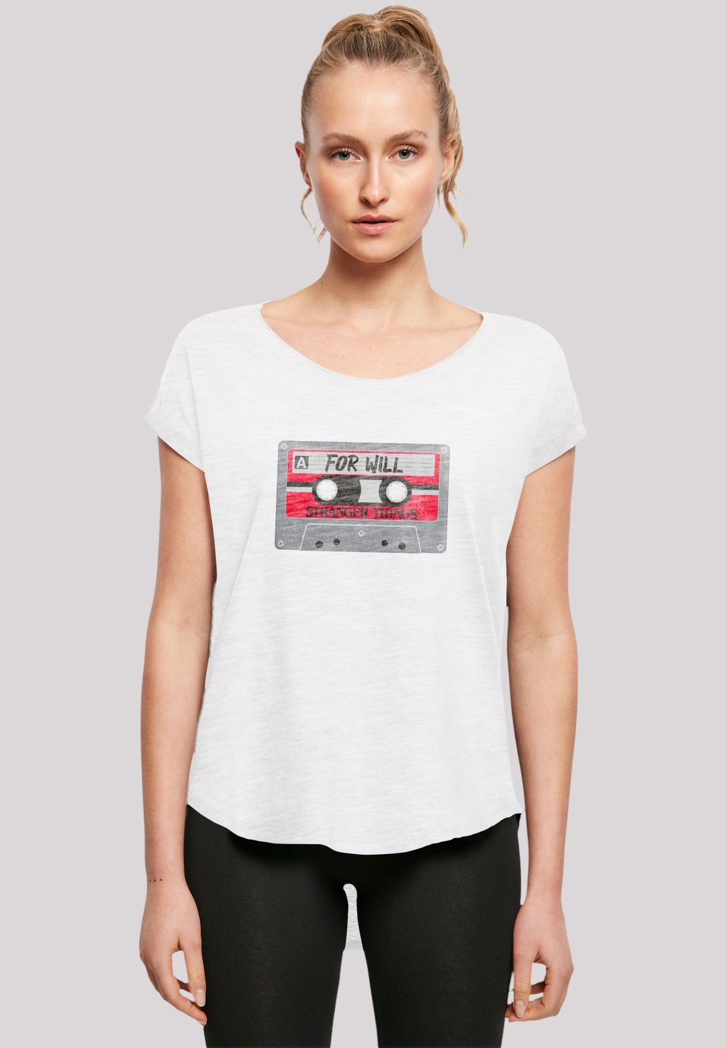 

Футболка с принтом STRANGER THINGS CASSETTE FOR WILL NETFLIX TV SERIES F4NT4STIC, белый