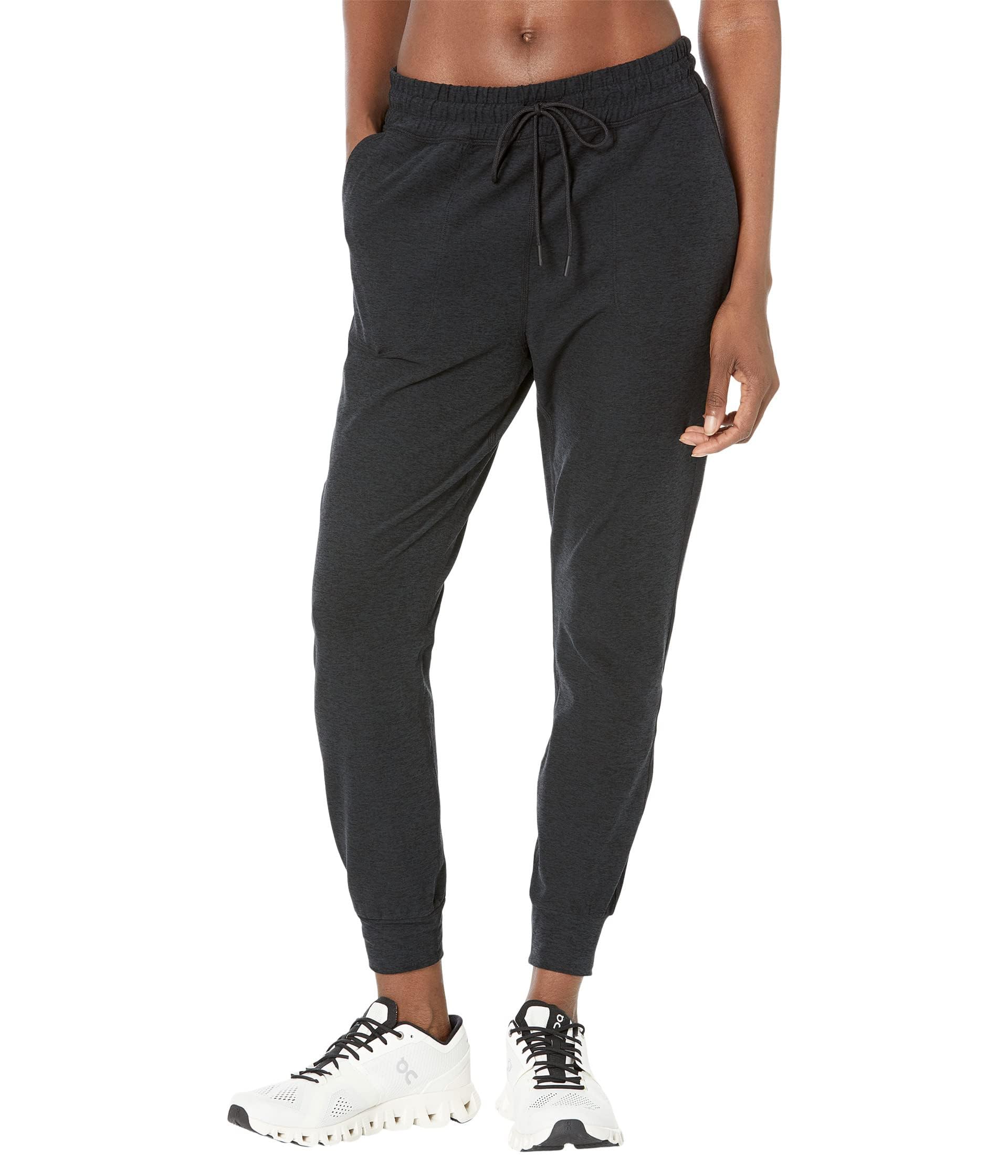 

Брюки Beyond Yoga Spacedye Commuter Midi Joggers, цвет Darkest Night