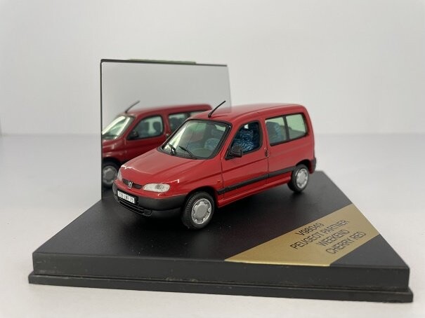 

Vitesse Sunstar Peugeot Partner Weekend 1997 Красный 1:43 98049