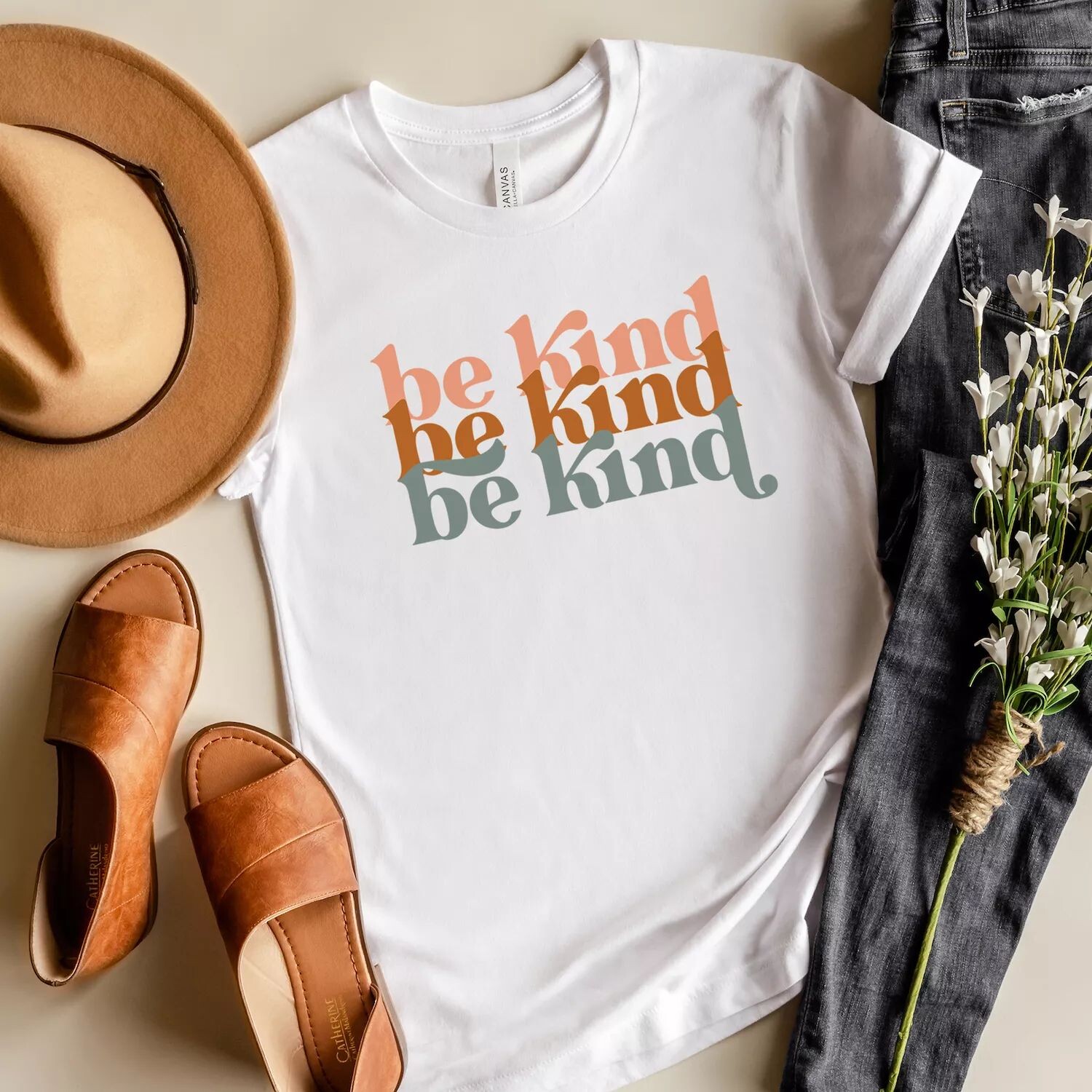 

Футболка Be Kind с короткими рукавами и рисунком в стиле бохо Simply Sage Market