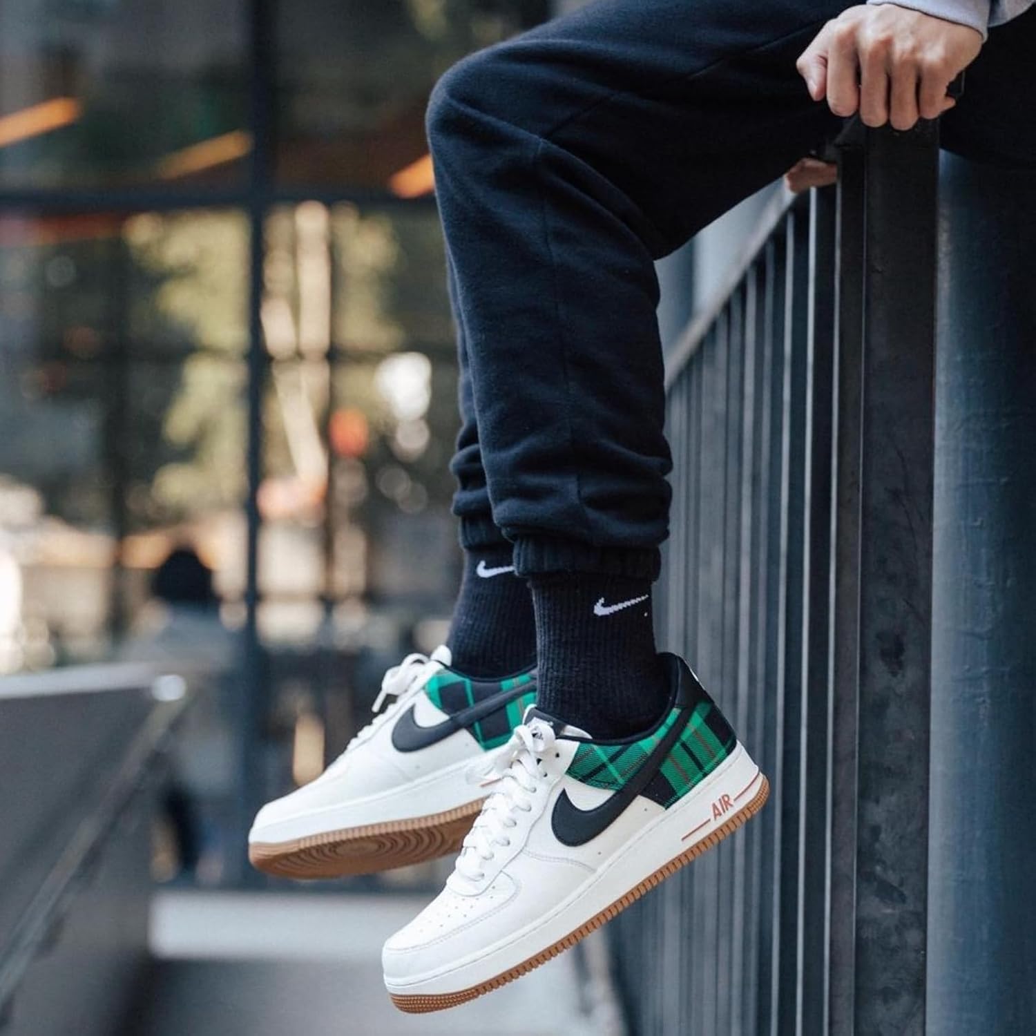 Мужские кроссовки Nike Air Force 1 '07 Lx, слоновая кость/черный/зеленый — фото 3