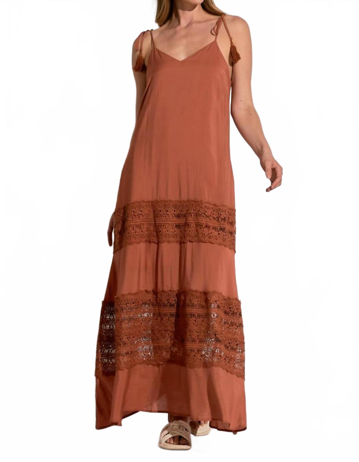 

Терракотовое макси-платье с кружевными деталями в глиняном оттенке ELAN, Clay