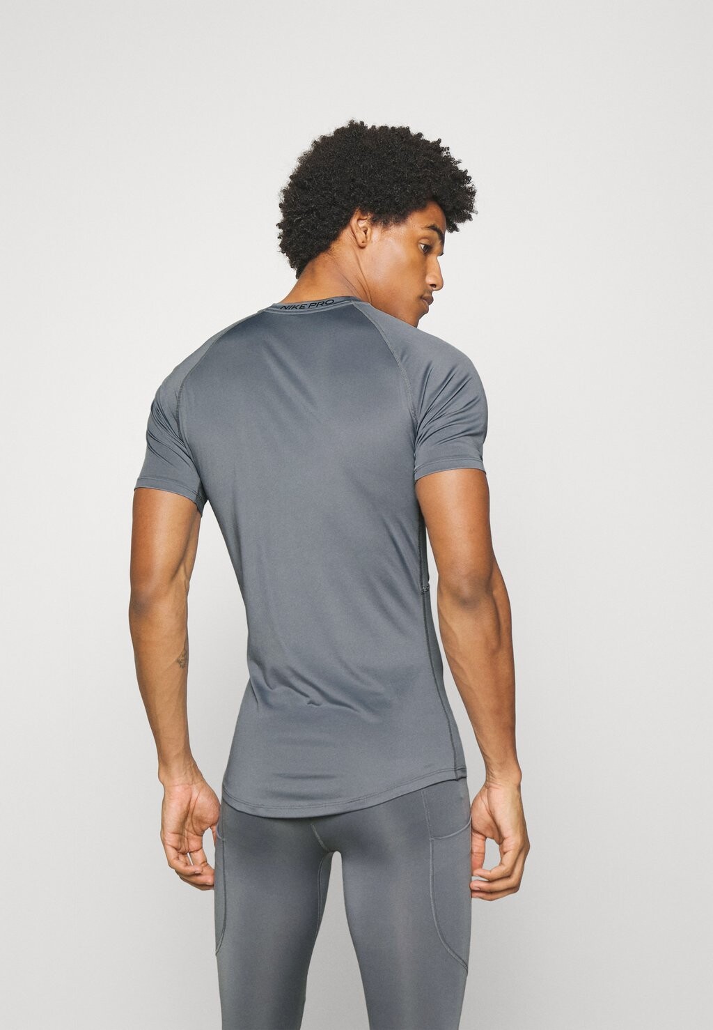 Футболка Nike TIGHT, цвет Smoke Grey/Black — фото 3