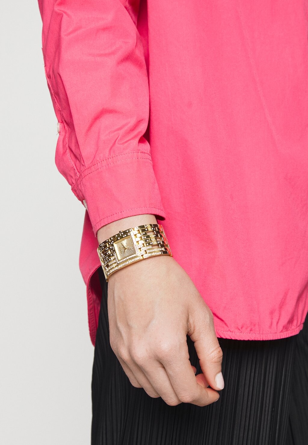 

Часы Guess, золотого цвета