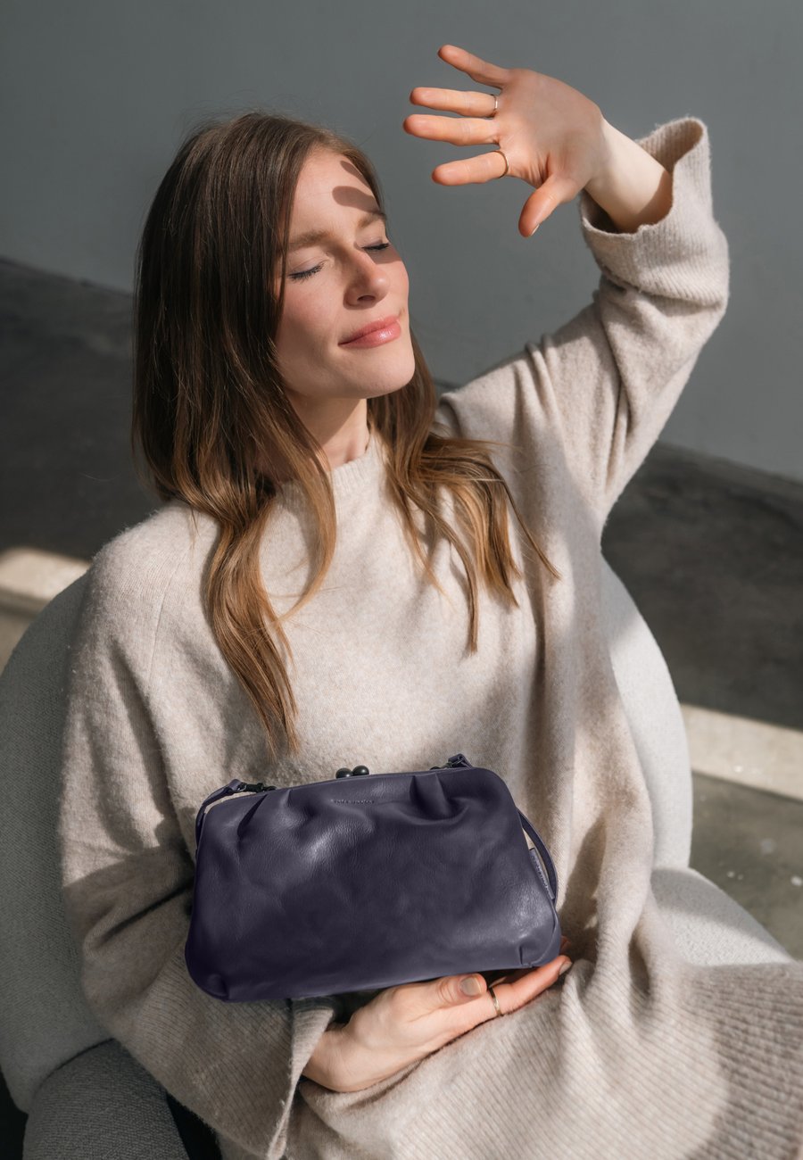 

Сумка кросс-боди Aunts & Uncles Cross body bag, Velvet/Purple