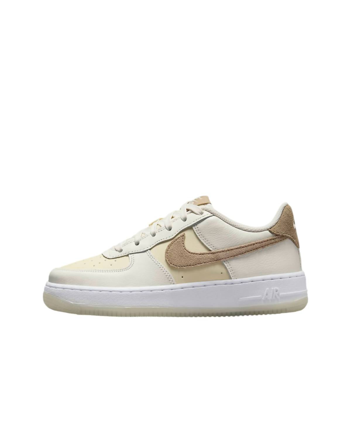 Кроссовки Air Force 1 Lv8 5 Gs для мальчиков в цвете парус/хаки-кокосовое молоко-белый Nike — фото 2