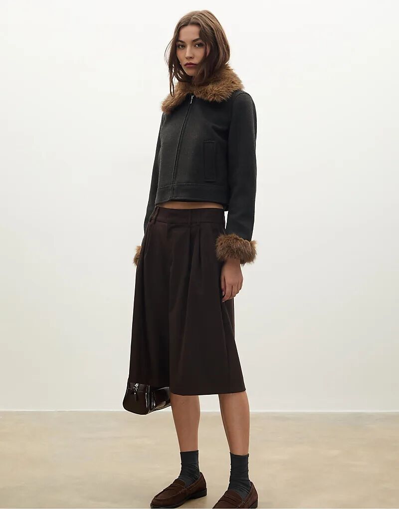 

Куртка Stradivarius с отделкой из искусственного меха темно-серого цвета