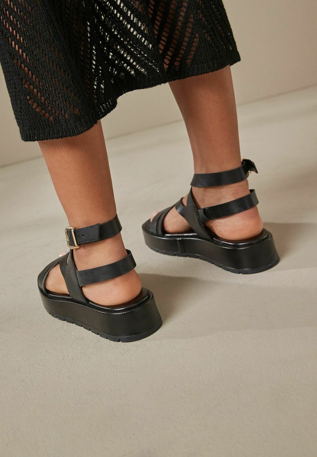 

Сандалии на платформе Forever Comfort Strappy Flatform Next, черный