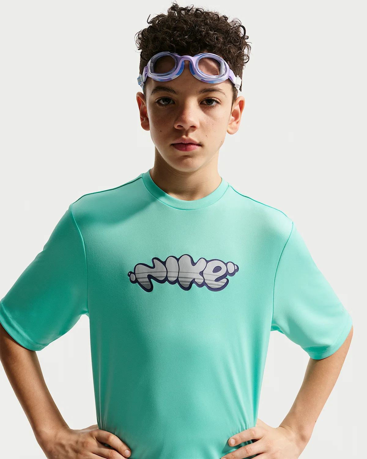 Большой детский (мальчиковый) Dri-FIT UV короткий рукав топ Nike Swim Hydroguard, Bleached Turquoise/Cool Grey/Photon Dust/Cool Grey — фото 3