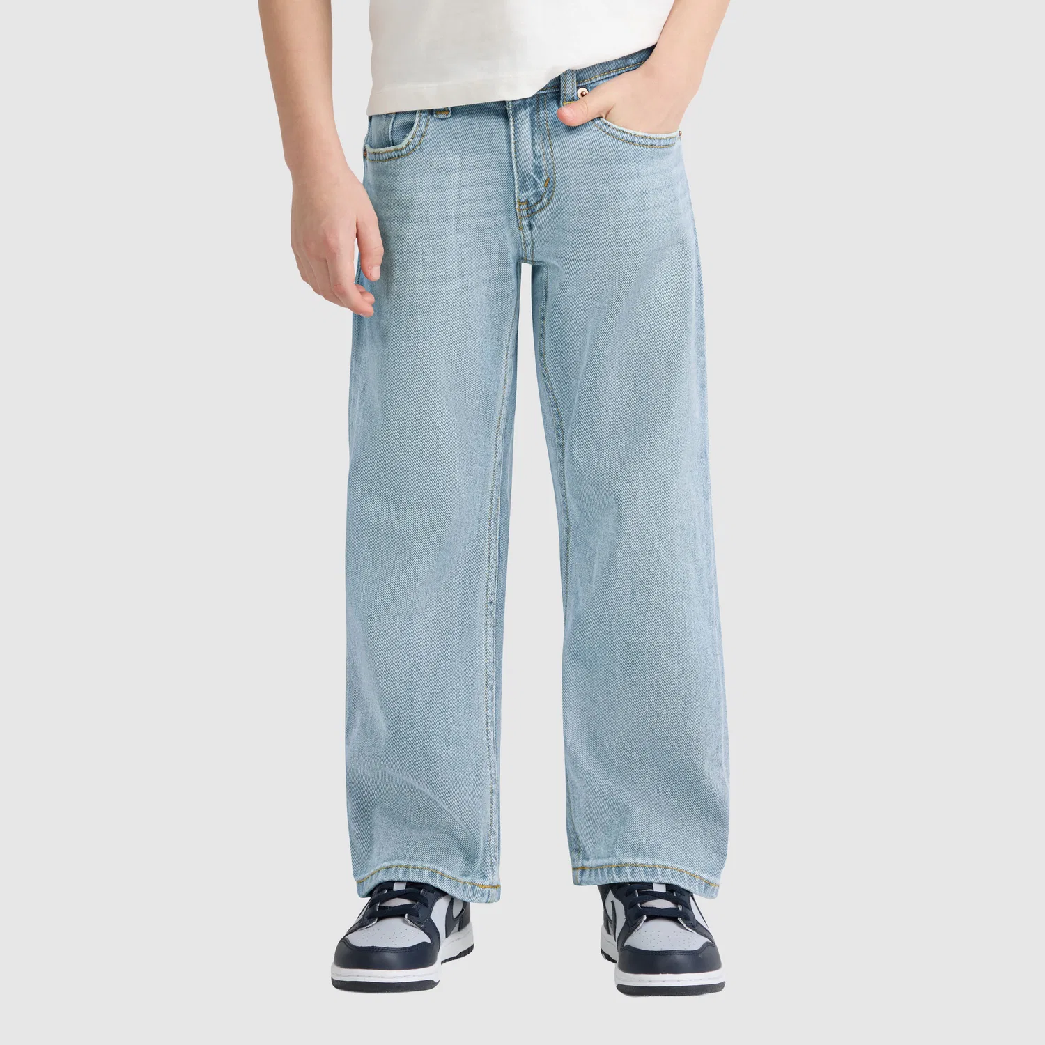 Джинсы прямого кроя 555 свободного кроя для мальчиков 4-7 лет Levi's, Light Wash — фото 2