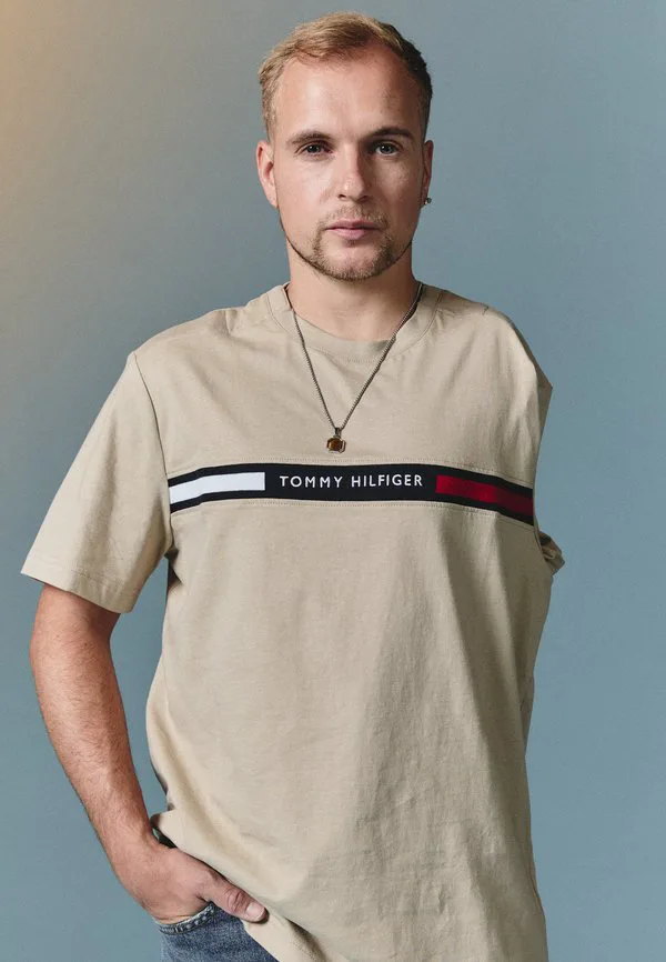 Футболка с адаптивной вставкой логотипа, футболка с принтом. Tommy Hilfiger, Sandalwood — фото 2