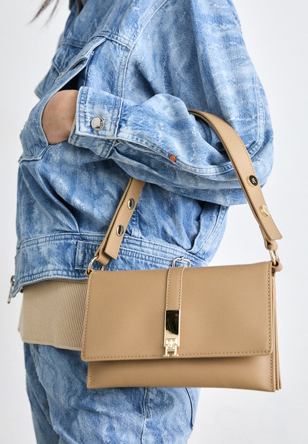 

Сумка HERITAGE SHOULDER BAG Tommy Hilfiger, бежевый
