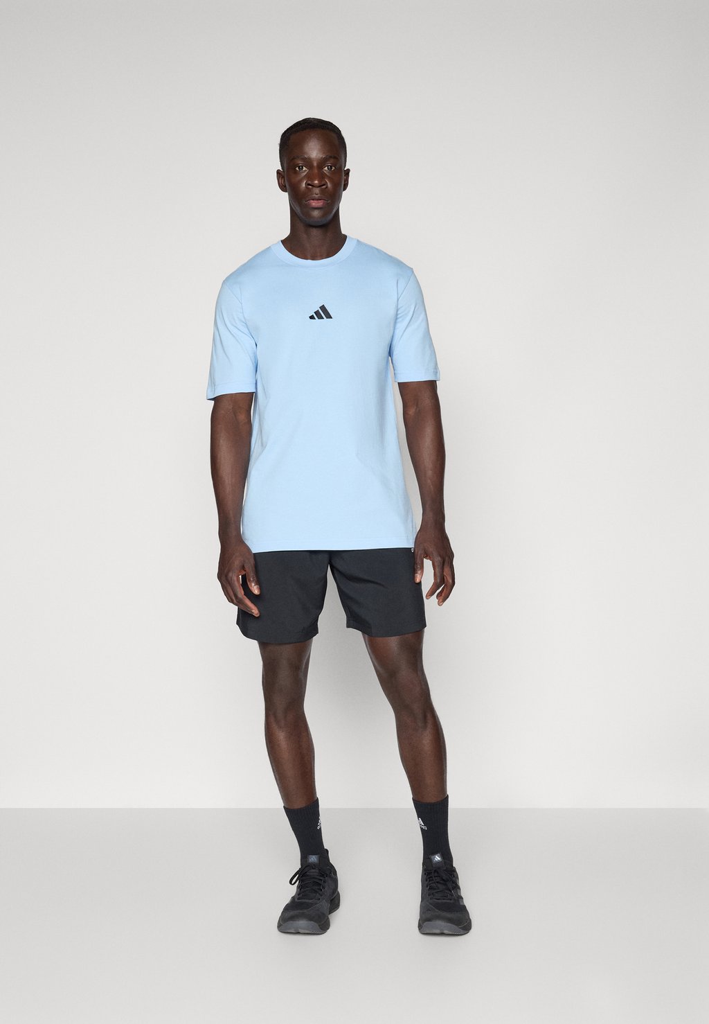 Базовая футболка ESSENTIALS SMALL LOGO SINGLE Adidas Sportswear, светло-голубой — фото 2