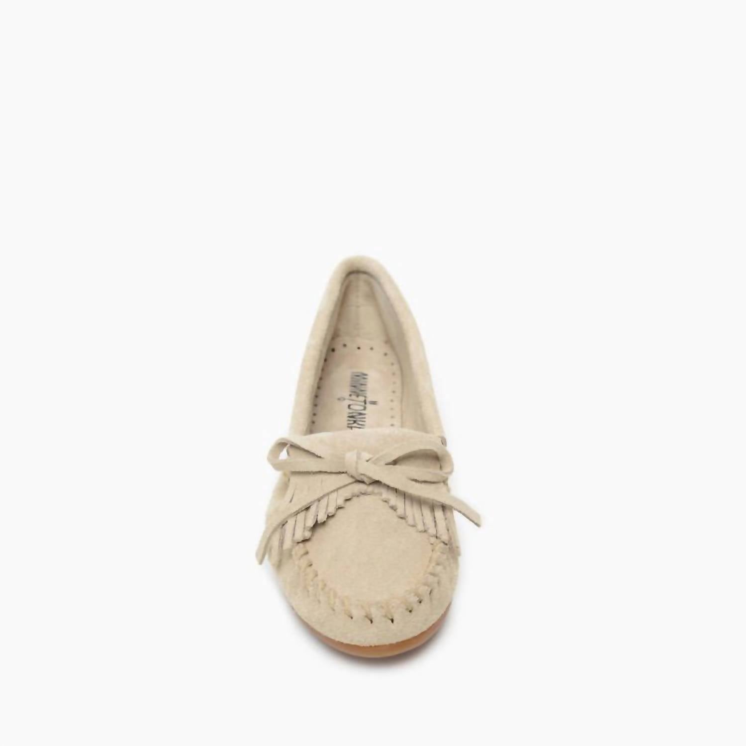 Женские мокасины с килтами на жесткой подошве в каменном цвете Minnetonka — фото 4