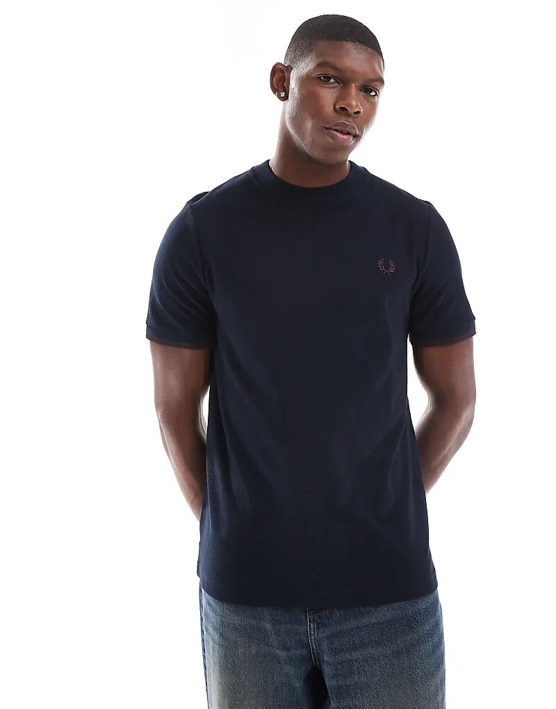 

Футболка из темно-синего пике с манжетой на рукаве Fred Perry