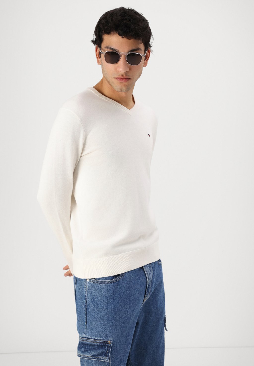 Свитер ESSENTIAL V NECK Tommy Hilfiger, слоновая кость — фото 4