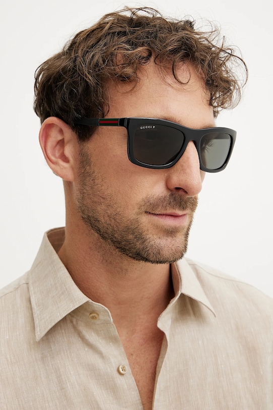 

Солнцезащитные очки Gucci, черный