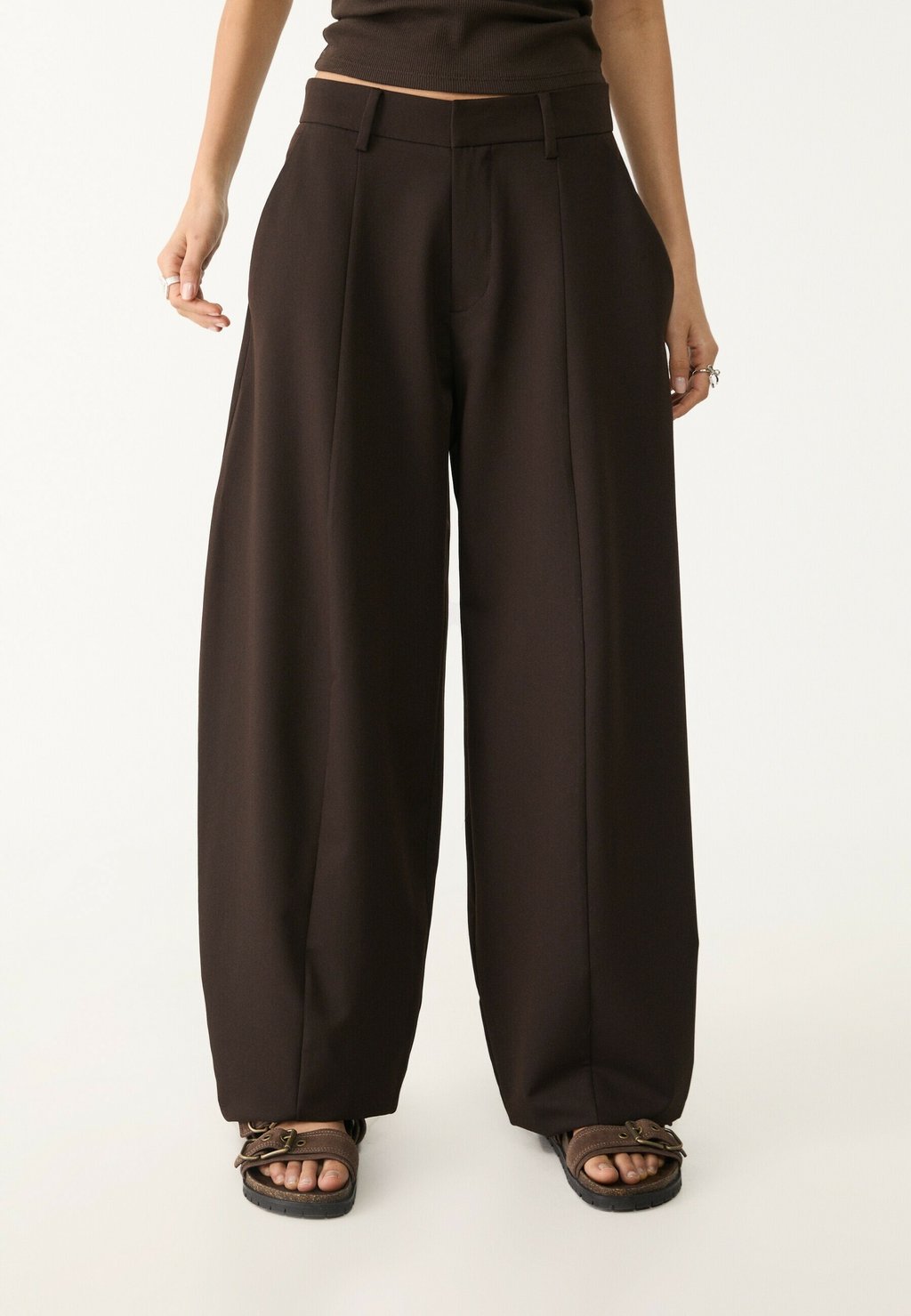 

Брюки SMART BAGGY WITH SEAM DETAIL Stradivarius, темно-коричневый