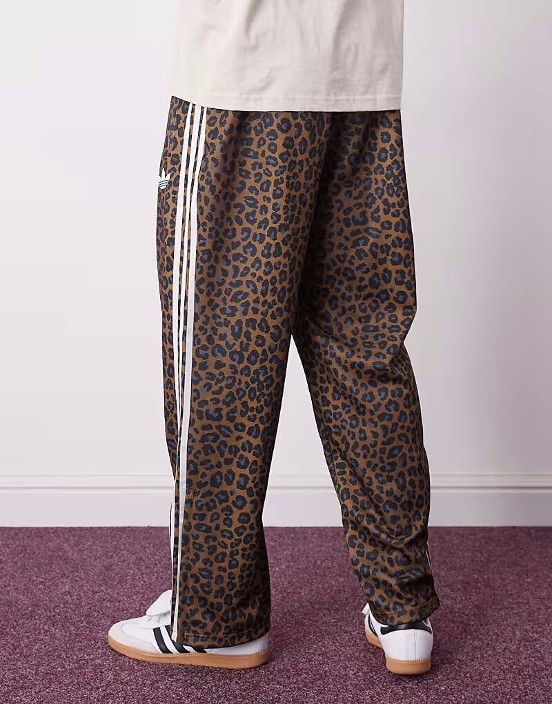 Свободные спортивные брюки Firebird с леопардовым принтом Adidas Originals, брозновый — фото 4