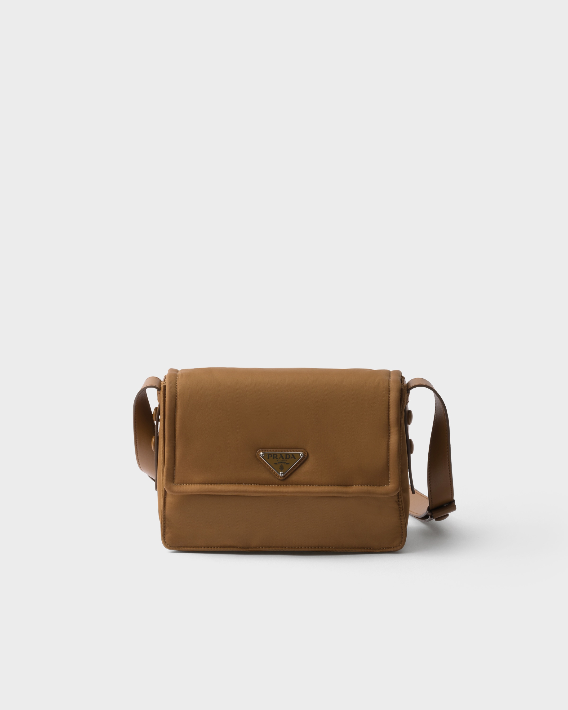 

Маленькая стеганая наплечная сумка Prada Traveller из переработанного нейлона Prada, бренди
