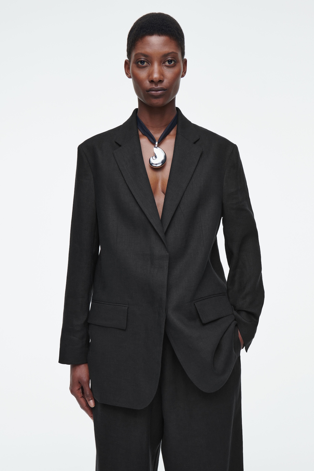 

Однобортный льняной пиджак-relaxed fit COS, черный