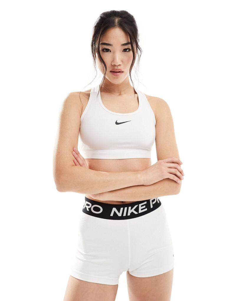 

Белый спортивный бюстгальтер средней поддержки Nike с галочкой