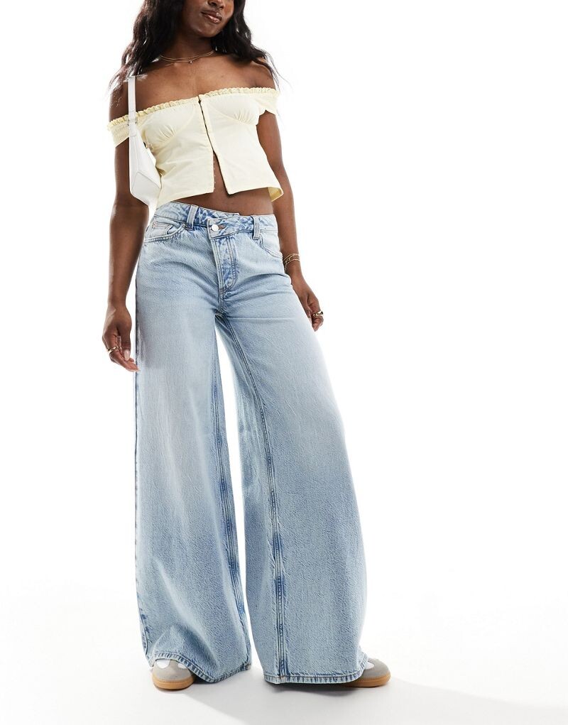 

ASOS DESIGN – голубые широкие джинсы со скрещенной талией