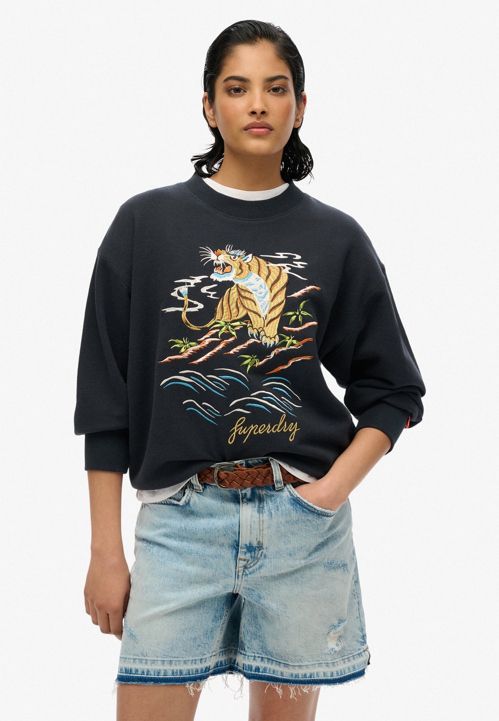 

Толстовка SUIKA EMBROIDERED LOOSE CREW Superdry, черный